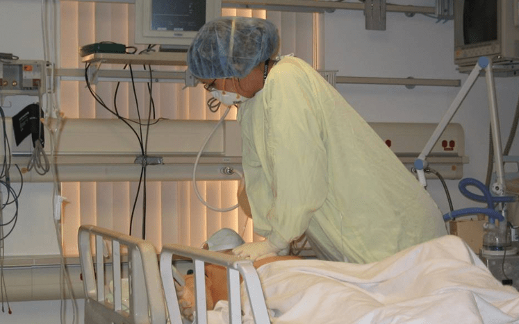 ilk yan%C4%B1t veren nab%C4%B1z yoksa g%C3%B6%C4%9F%C3%BCs bas%C4%B1s%C4%B1na ba%C5%9Flayabilir defibrilasyon uygulayabilir ekipman vrsa manuel aoto